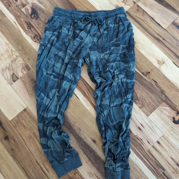 Splendid lakeside jogger in camo size M - Picture 2 of 5